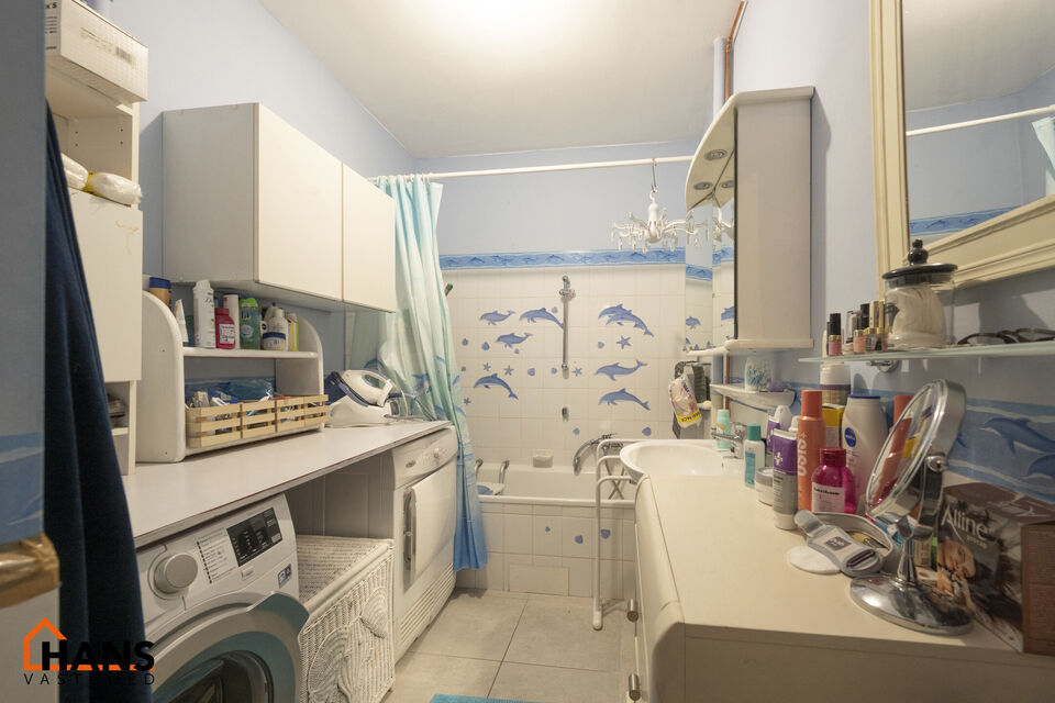Inkomhal; apart toilet; leefruimte; keuken met kasten, spoelbak, kookvuur, dampkap en ruimte voor een eigen koelkast en vaatwasser; badkamer met douche in bad, wastafel en ruimte voor toestellen; 2 slaapkamers waarvan de kleine slaapkamer toegang verleent