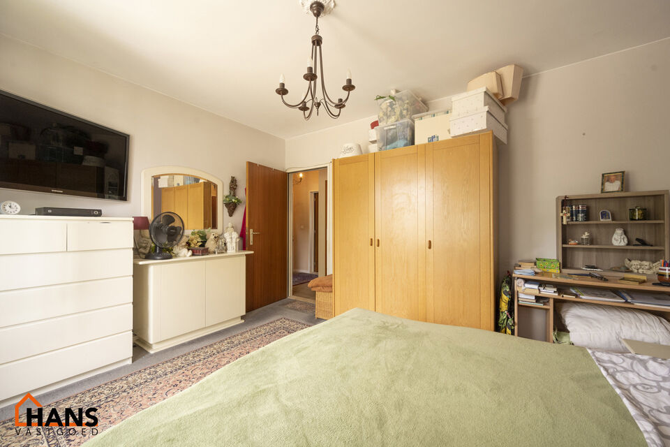 Inkomhal; apart toilet; leefruimte; keuken met kasten, spoelbak, kookvuur, dampkap en ruimte voor een eigen koelkast en vaatwasser; badkamer met douche in bad, wastafel en ruimte voor toestellen; 2 slaapkamers waarvan de kleine slaapkamer toegang verleent