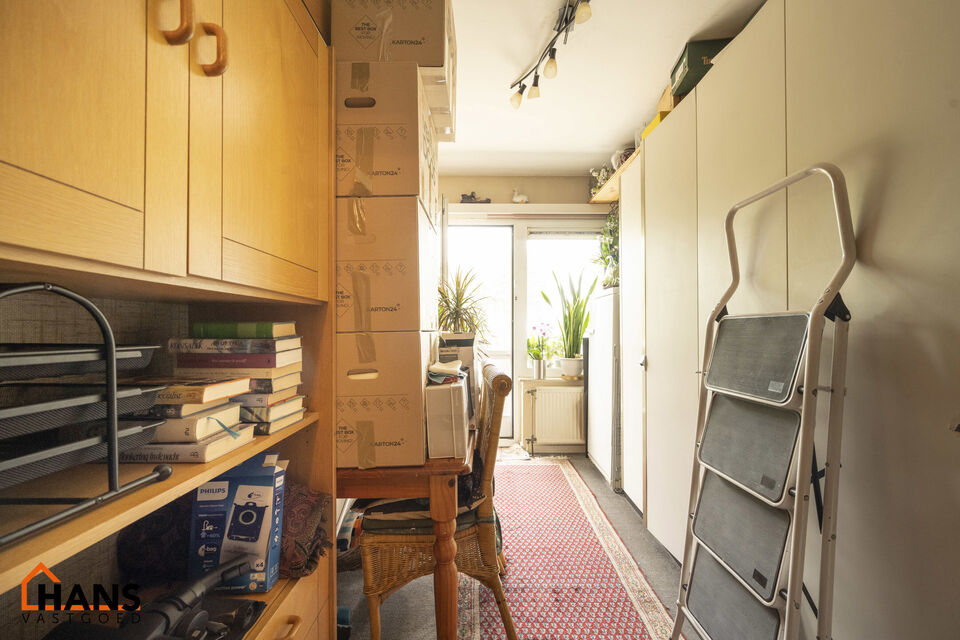 Inkomhal; apart toilet; leefruimte; keuken met kasten, spoelbak, kookvuur, dampkap en ruimte voor een eigen koelkast en vaatwasser; badkamer met douche in bad, wastafel en ruimte voor toestellen; 2 slaapkamers waarvan de kleine slaapkamer toegang verleent