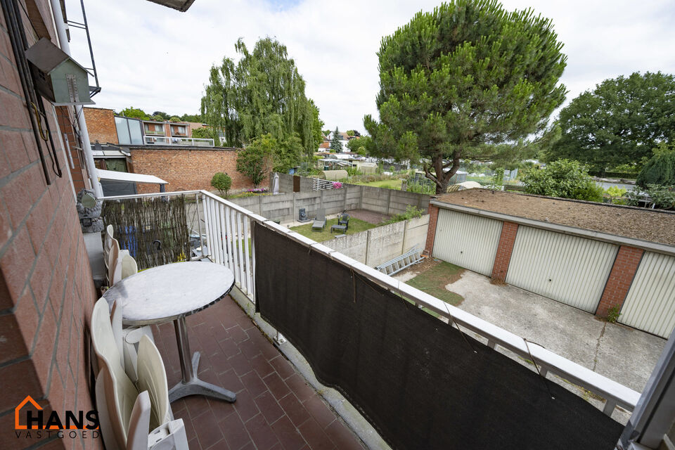 Inkomhal; apart toilet; leefruimte; keuken met kasten, spoelbak, kookvuur, dampkap en ruimte voor een eigen koelkast en vaatwasser; badkamer met douche in bad, wastafel en ruimte voor toestellen; 2 slaapkamers waarvan de kleine slaapkamer toegang verleent