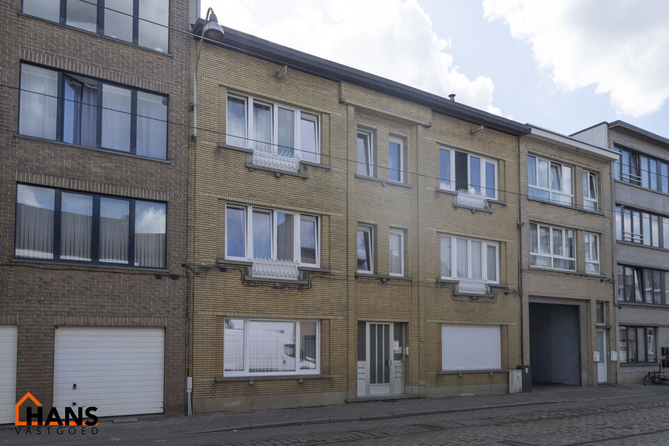 Ruime living; eetkamer; keuken met spoelbak, kookplaat en ruimte voor wasmachine/droogkast; badkamer met douche, wastafel, spiegel en toilet.

Vaste kosten: 20 EUR (minuterie, poetsen inkomhal gelijkvloers) + 25 EUR/pp voor waterverbruik.
Beschikbaar op 0