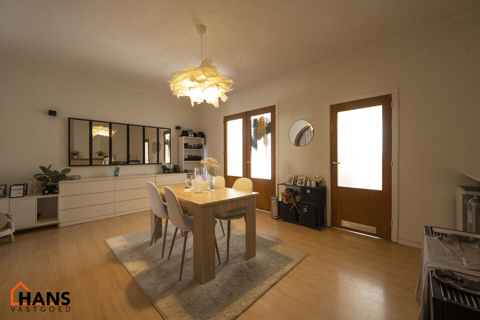 Ruime living; eetkamer; keuken met spoelbak, kookplaat en ruimte voor wasmachine/droogkast; badkamer met douche, wastafel, spiegel en toilet.

Vaste kosten: 20 EUR (minuterie, poetsen inkomhal gelijkvloers) + 25 EUR/pp voor waterverbruik.
Beschikbaar op 0