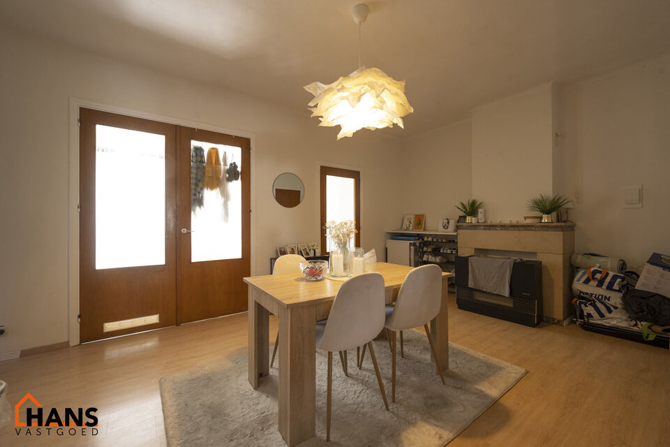 Ruime living; eetkamer; keuken met spoelbak, kookplaat en ruimte voor wasmachine/droogkast; badkamer met douche, wastafel, spiegel en toilet.

Vaste kosten: 20 EUR (minuterie, poetsen inkomhal gelijkvloers) + 25 EUR/pp voor waterverbruik.
Beschikbaar op 0