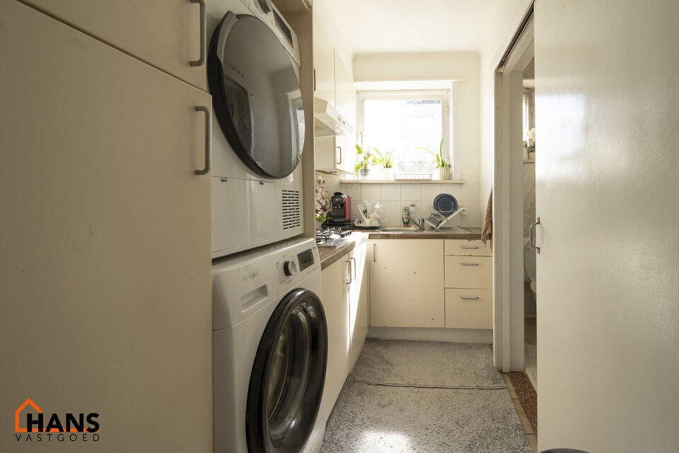 Ruime living; eetkamer; keuken met spoelbak, kookplaat en ruimte voor wasmachine/droogkast; badkamer met douche, wastafel, spiegel en toilet.

Vaste kosten: 20 EUR (minuterie, poetsen inkomhal gelijkvloers) + 25 EUR/pp voor waterverbruik.
Beschikbaar op 0