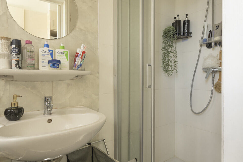 Ruime living; eetkamer; keuken met spoelbak, kookplaat en ruimte voor wasmachine/droogkast; badkamer met douche, wastafel, spiegel en toilet.

Vaste kosten: 20 EUR (minuterie, poetsen inkomhal gelijkvloers) + 25 EUR/pp voor waterverbruik.
Beschikbaar op 0