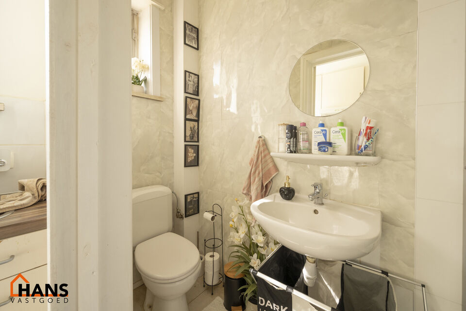 Ruime living; eetkamer; keuken met spoelbak, kookplaat en ruimte voor wasmachine/droogkast; badkamer met douche, wastafel, spiegel en toilet.

Vaste kosten: 20 EUR (minuterie, poetsen inkomhal gelijkvloers) + 25 EUR/pp voor waterverbruik.
Beschikbaar op 0