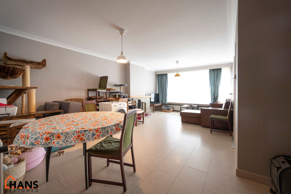 Inkomhal; apart toilet; ruime leefruimte; keuken met kasten en toestellen; 2 slaapkamers, waarvan de kleinste toegang verschaft naar het achterliggend terras; badkamer; terras.  Tot slot is er de mogelijkheid om een garagebox bij te huren aan 95 EUR/maand