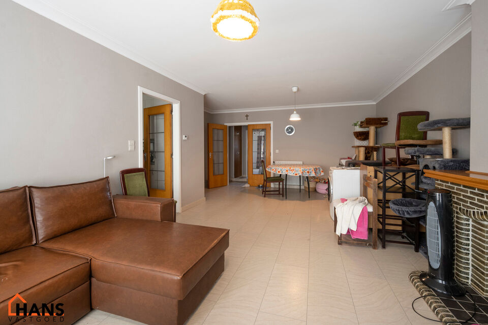 Inkomhal; apart toilet; ruime leefruimte; keuken met kasten en toestellen; 2 slaapkamers, waarvan de kleinste toegang verschaft naar het achterliggend terras; badkamer; terras.  Tot slot is er de mogelijkheid om een garagebox bij te huren aan 95 EUR/maand