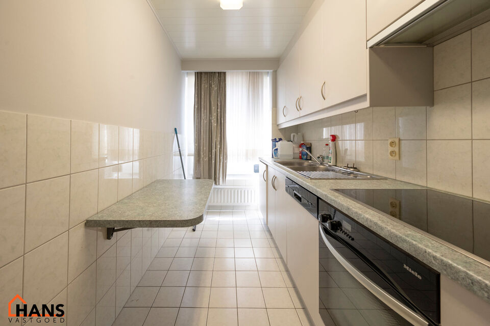 Inkomhal; apart toilet; ruime leefruimte; keuken met kasten en toestellen; 2 slaapkamers, waarvan de kleinste toegang verschaft naar het achterliggend terras; badkamer; terras.  Tot slot is er de mogelijkheid om een garagebox bij te huren aan 95 EUR/maand