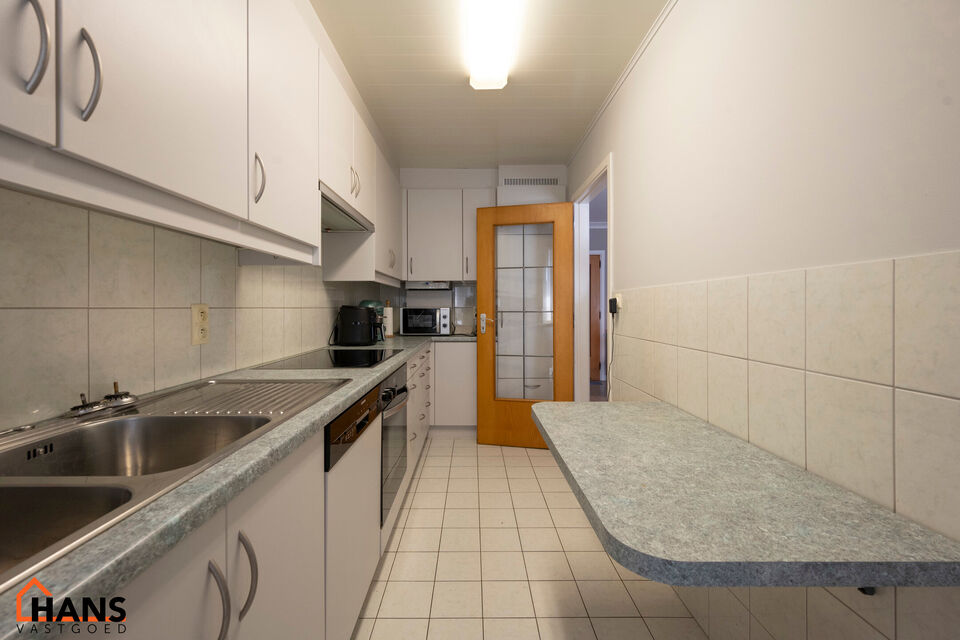 Inkomhal; apart toilet; ruime leefruimte; keuken met kasten en toestellen; 2 slaapkamers, waarvan de kleinste toegang verschaft naar het achterliggend terras; badkamer; terras.  Tot slot is er de mogelijkheid om een garagebox bij te huren aan 95 EUR/maand