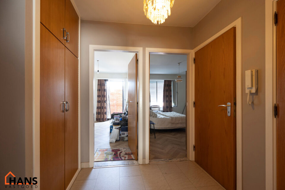 Inkomhal; apart toilet; ruime leefruimte; keuken met kasten en toestellen; 2 slaapkamers, waarvan de kleinste toegang verschaft naar het achterliggend terras; badkamer; terras.  Tot slot is er de mogelijkheid om een garagebox bij te huren aan 95 EUR/maand