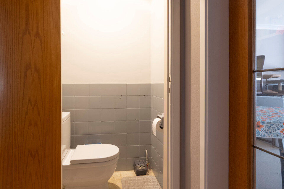 Inkomhal; apart toilet; ruime leefruimte; keuken met kasten en toestellen; 2 slaapkamers, waarvan de kleinste toegang verschaft naar het achterliggend terras; badkamer; terras.  Tot slot is er de mogelijkheid om een garagebox bij te huren aan 95 EUR/maand