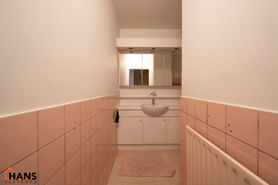 Inkomhal; apart toilet; ruime leefruimte; keuken met kasten en toestellen; 2 slaapkamers, waarvan de kleinste toegang verschaft naar het achterliggend terras; badkamer; terras.  Tot slot is er de mogelijkheid om een garagebox bij te huren aan 95 EUR/maand