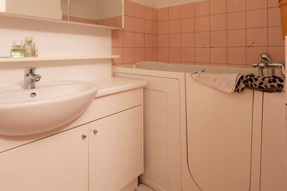 Inkomhal; apart toilet; ruime leefruimte; keuken met kasten en toestellen; 2 slaapkamers, waarvan de kleinste toegang verschaft naar het achterliggend terras; badkamer; terras.  Tot slot is er de mogelijkheid om een garagebox bij te huren aan 95 EUR/maand