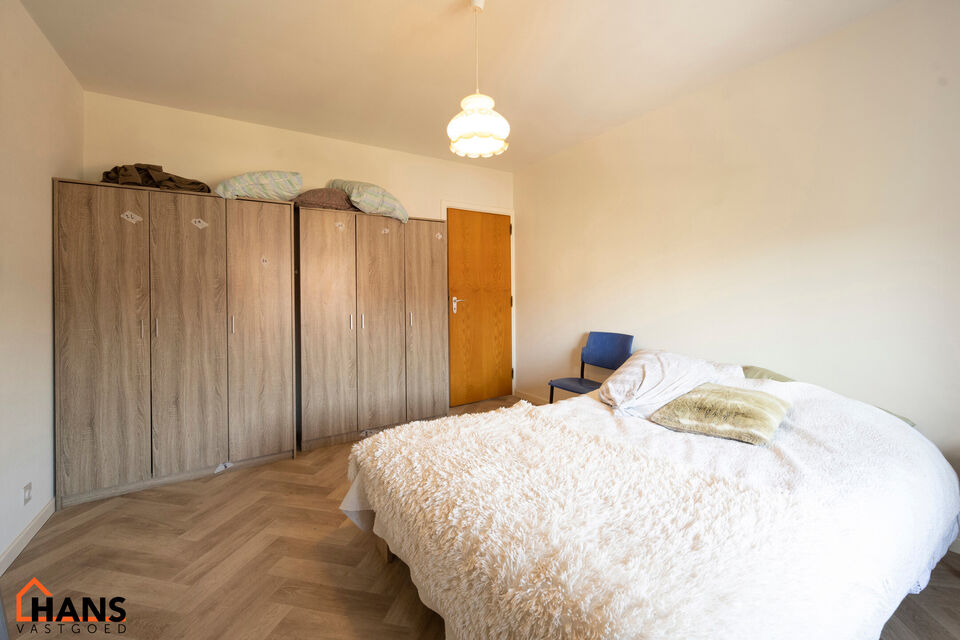 Inkomhal; apart toilet; ruime leefruimte; keuken met kasten en toestellen; 2 slaapkamers, waarvan de kleinste toegang verschaft naar het achterliggend terras; badkamer; terras.  Tot slot is er de mogelijkheid om een garagebox bij te huren aan 95 EUR/maand