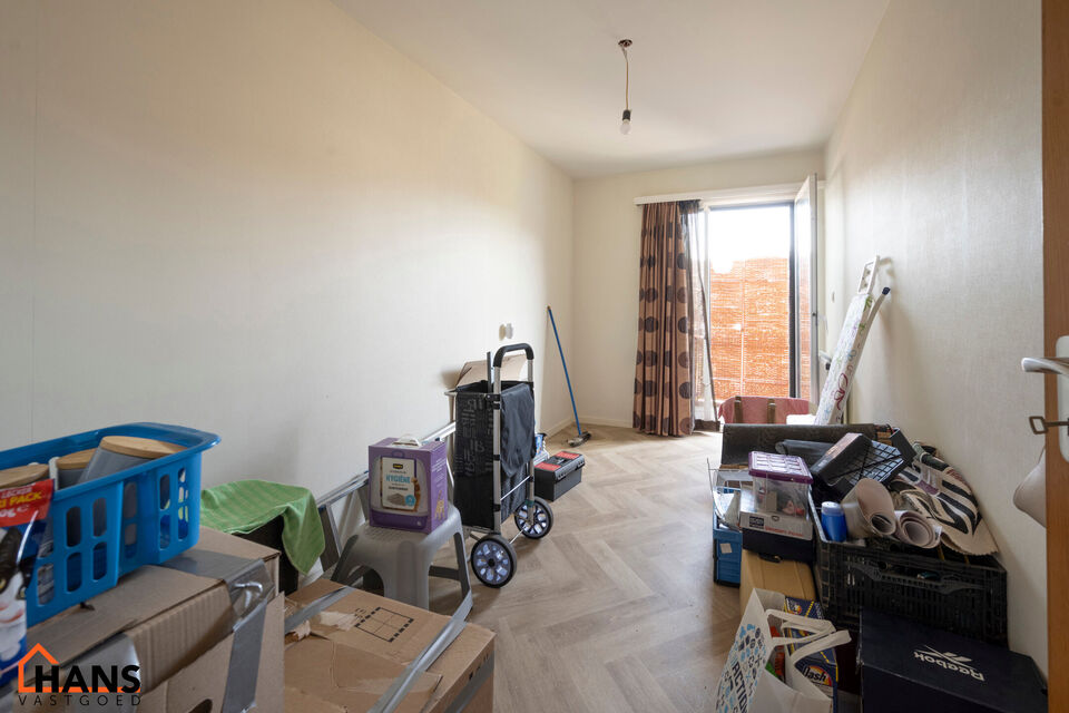 Inkomhal; apart toilet; ruime leefruimte; keuken met kasten en toestellen; 2 slaapkamers, waarvan de kleinste toegang verschaft naar het achterliggend terras; badkamer; terras.  Tot slot is er de mogelijkheid om een garagebox bij te huren aan 95 EUR/maand