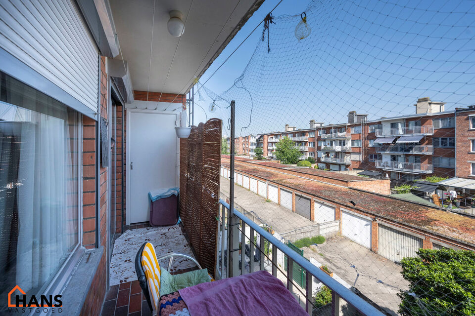 Inkomhal; apart toilet; ruime leefruimte; keuken met kasten en toestellen; 2 slaapkamers, waarvan de kleinste toegang verschaft naar het achterliggend terras; badkamer; terras.  Tot slot is er de mogelijkheid om een garagebox bij te huren aan 95 EUR/maand
