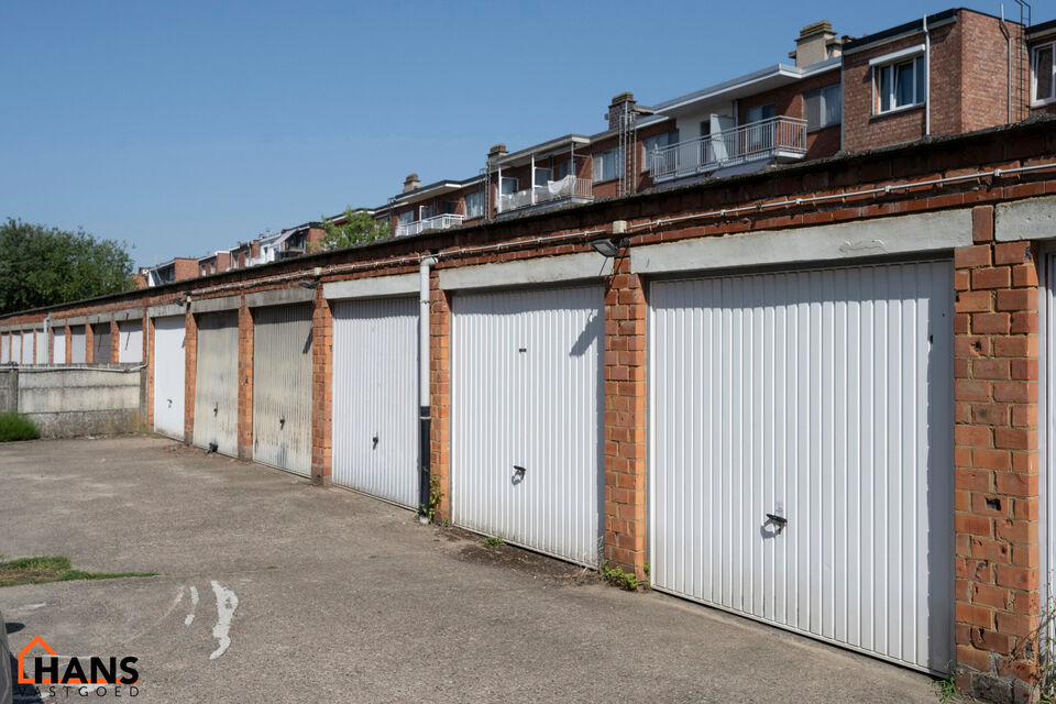 Inkomhal; apart toilet; ruime leefruimte; keuken met kasten en toestellen; 2 slaapkamers, waarvan de kleinste toegang verschaft naar het achterliggend terras; badkamer; terras.  Tot slot is er de mogelijkheid om een garagebox bij te huren aan 95 EUR/maand