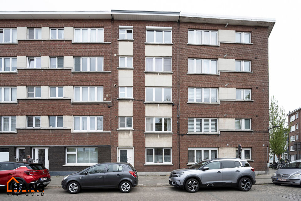 Mooi gerenoveerd appartement op de tweede verdieping.
Inkomhal met kast voor de aansluiting wasmachine/droogkast; woonkamer met open nieuwe keuken met kasten en spoelbakken, kookplaat, dampkap en oven; ruime nieuwe badkamer met dubbele lavabo met kast, sp