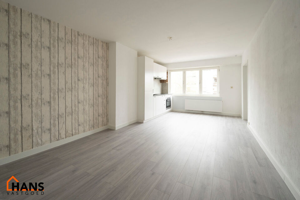 Mooi gerenoveerd appartement op de tweede verdieping.
Inkomhal met kast voor de aansluiting wasmachine/droogkast; woonkamer met open nieuwe keuken met kasten en spoelbakken, kookplaat, dampkap en oven; ruime nieuwe badkamer met dubbele lavabo met kast, sp