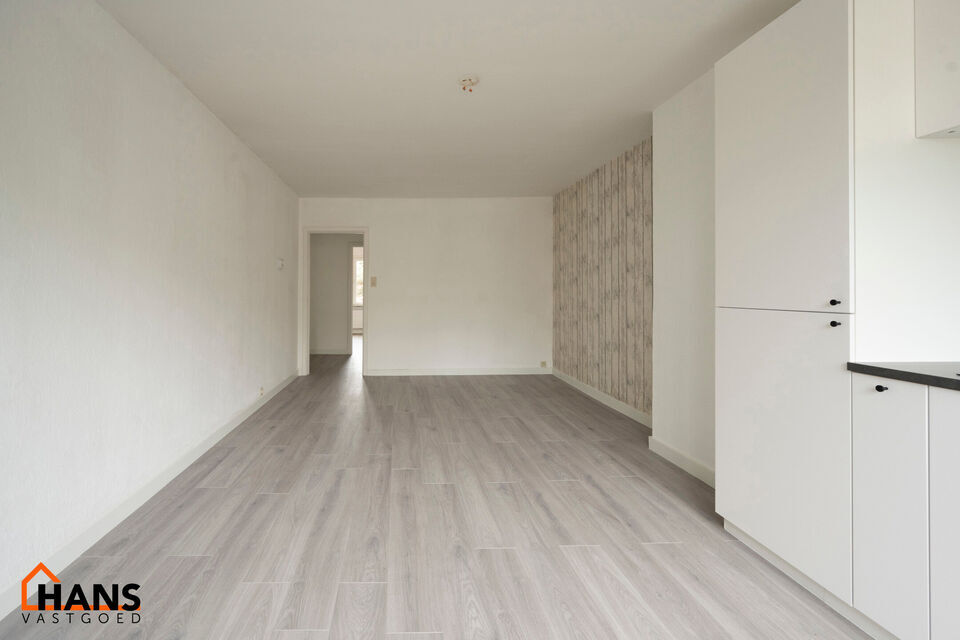 Mooi gerenoveerd appartement op de tweede verdieping.
Inkomhal met kast voor de aansluiting wasmachine/droogkast; woonkamer met open nieuwe keuken met kasten en spoelbakken, kookplaat, dampkap en oven; ruime nieuwe badkamer met dubbele lavabo met kast, sp