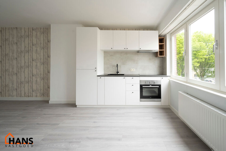 Mooi gerenoveerd appartement op de tweede verdieping.
Inkomhal met kast voor de aansluiting wasmachine/droogkast; woonkamer met open nieuwe keuken met kasten en spoelbakken, kookplaat, dampkap en oven; ruime nieuwe badkamer met dubbele lavabo met kast, sp