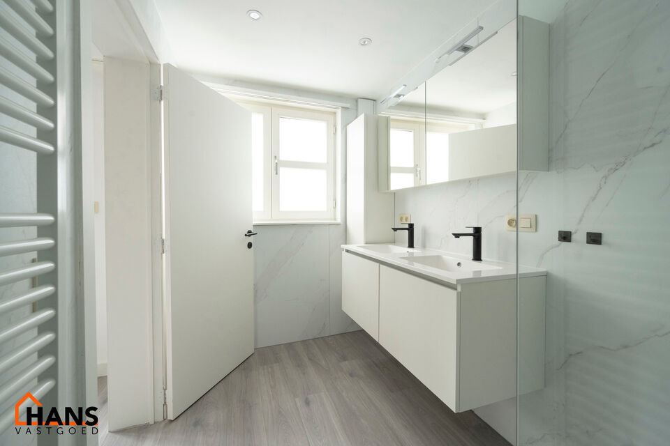 Mooi gerenoveerd appartement op de tweede verdieping.
Inkomhal met kast voor de aansluiting wasmachine/droogkast; woonkamer met open nieuwe keuken met kasten en spoelbakken, kookplaat, dampkap en oven; ruime nieuwe badkamer met dubbele lavabo met kast, sp