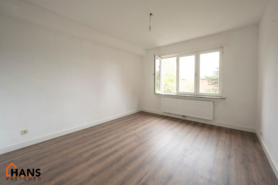 Mooi gerenoveerd appartement op de tweede verdieping.
Inkomhal met kast voor de aansluiting wasmachine/droogkast; woonkamer met open nieuwe keuken met kasten en spoelbakken, kookplaat, dampkap en oven; ruime nieuwe badkamer met dubbele lavabo met kast, sp