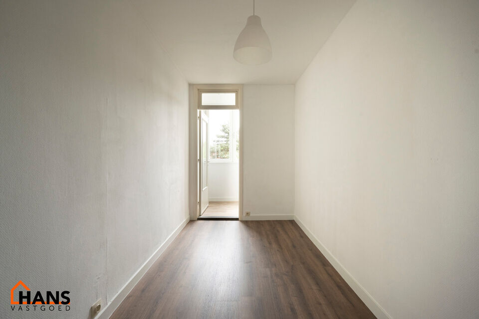 Mooi gerenoveerd appartement op de tweede verdieping.
Inkomhal met kast voor de aansluiting wasmachine/droogkast; woonkamer met open nieuwe keuken met kasten en spoelbakken, kookplaat, dampkap en oven; ruime nieuwe badkamer met dubbele lavabo met kast, sp