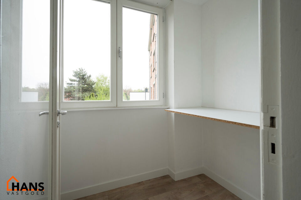 Mooi gerenoveerd appartement op de tweede verdieping.
Inkomhal met kast voor de aansluiting wasmachine/droogkast; woonkamer met open nieuwe keuken met kasten en spoelbakken, kookplaat, dampkap en oven; ruime nieuwe badkamer met dubbele lavabo met kast, sp