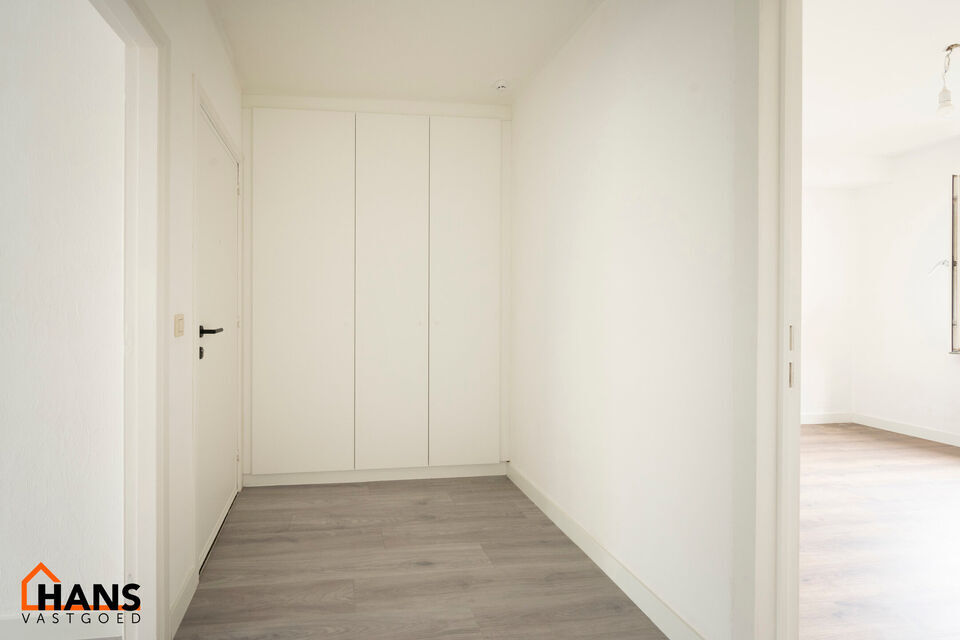 Mooi gerenoveerd appartement op de tweede verdieping.
Inkomhal met kast voor de aansluiting wasmachine/droogkast; woonkamer met open nieuwe keuken met kasten en spoelbakken, kookplaat, dampkap en oven; ruime nieuwe badkamer met dubbele lavabo met kast, sp