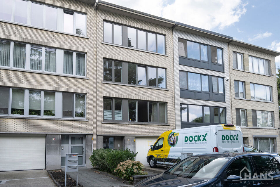Inkomhal; technische ruimte; leefruimte met open keuken voorzien van kasten en toestellen; badkamer met inloopdouche, wastafel in meubel, spiegel, toilet en handdoekdroger; 2 slaapkamers waarvan de grootste toegang verleent naar het achterliggend terras.

