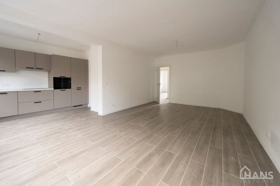 Inkomhal; technische ruimte; leefruimte met open keuken voorzien van kasten en toestellen; badkamer met inloopdouche, wastafel in meubel, spiegel, toilet en handdoekdroger; 2 slaapkamers waarvan de grootste toegang verleent naar het achterliggend terras.
