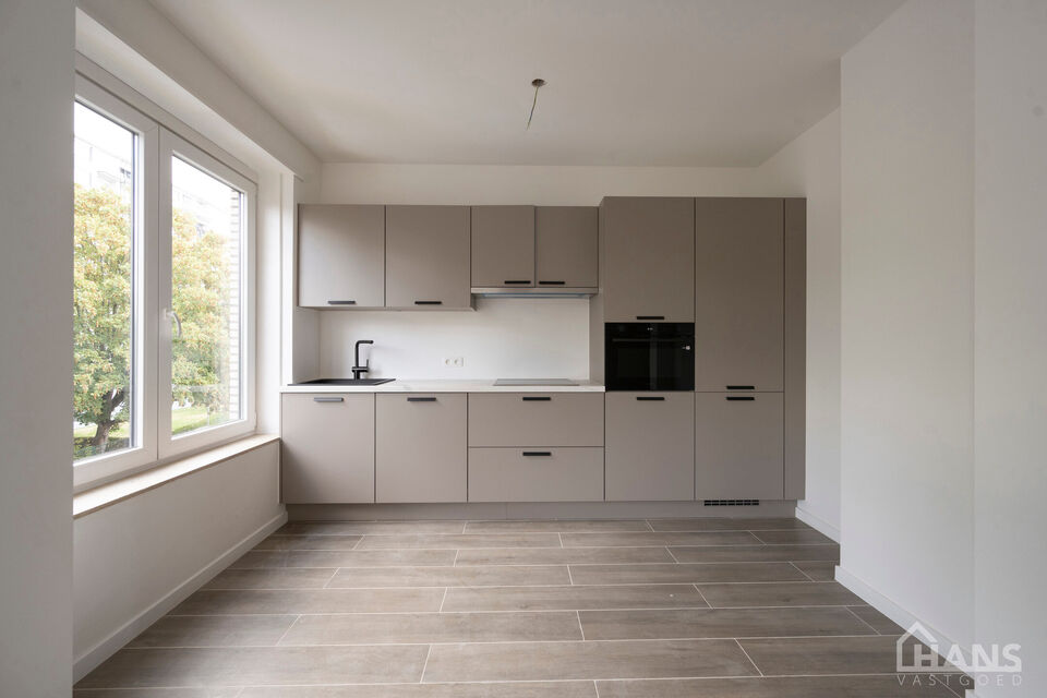 Inkomhal; technische ruimte; leefruimte met open keuken voorzien van kasten en toestellen; badkamer met inloopdouche, wastafel in meubel, spiegel, toilet en handdoekdroger; 2 slaapkamers waarvan de grootste toegang verleent naar het achterliggend terras.
