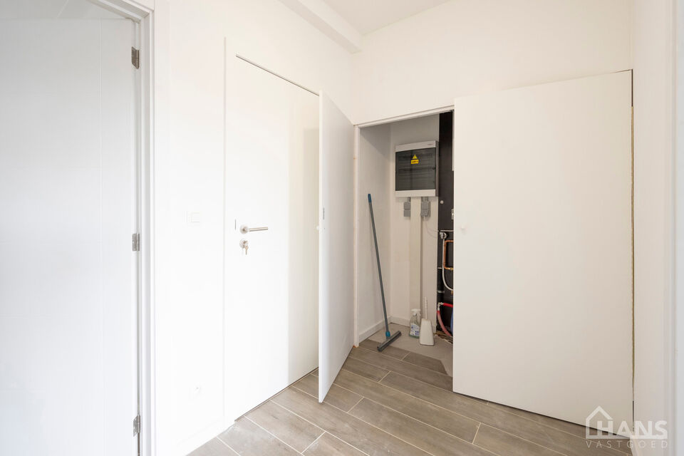 Inkomhal; technische ruimte; leefruimte met open keuken voorzien van kasten en toestellen; badkamer met inloopdouche, wastafel in meubel, spiegel, toilet en handdoekdroger; 2 slaapkamers waarvan de grootste toegang verleent naar het achterliggend terras.
