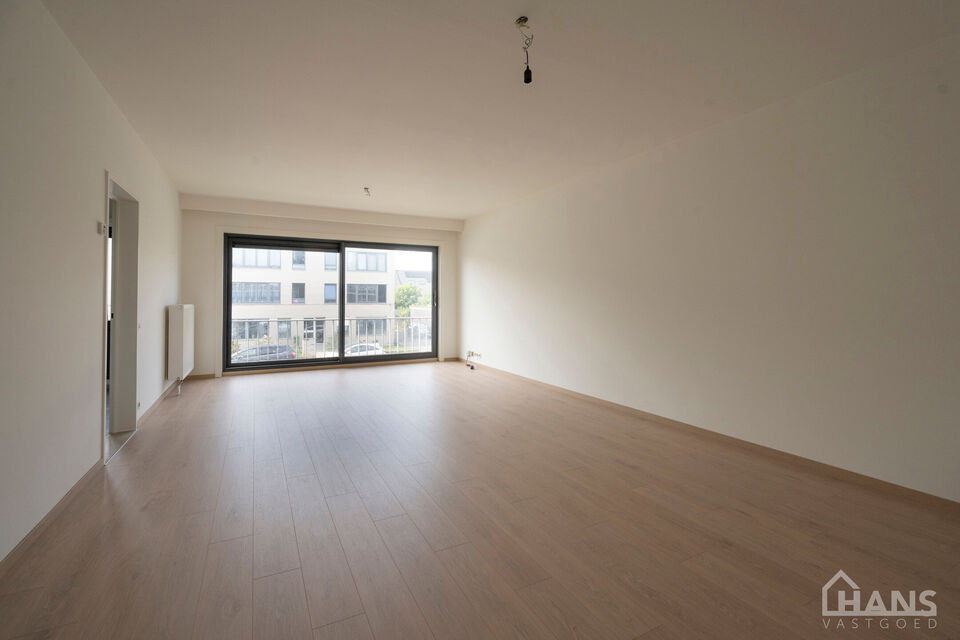 Inkomhal; apart toilet; leefruimte; keuken met kasten, kookplaat, dampkap en oven; badkamer met inloopdouche, spiegelkast en wastafel in meubel; 2 slaapkamers waarvan de kleinste toegang verleent naar het achterliggend terras.  Bijkomend is er een garageb