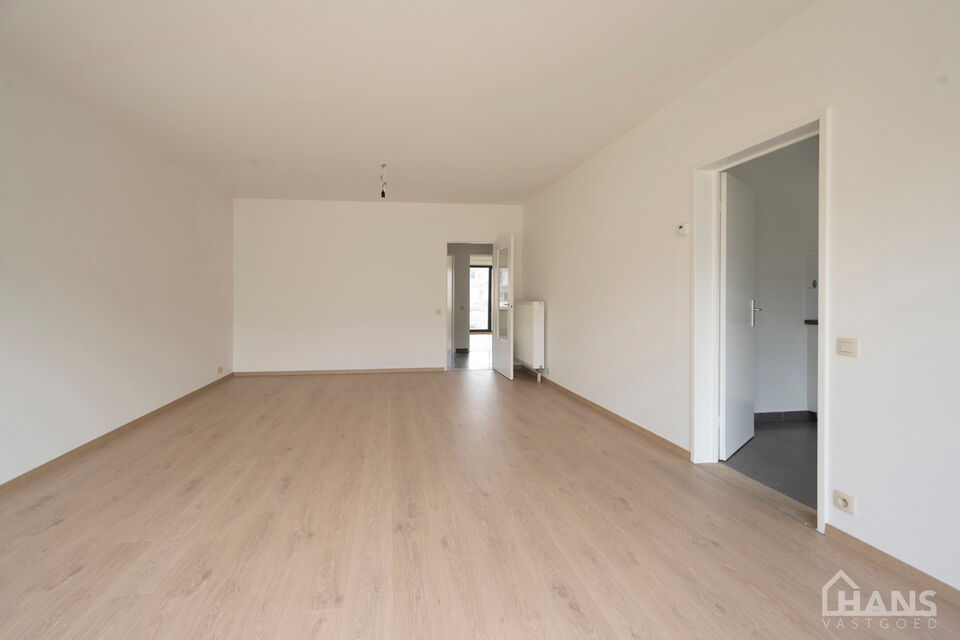 Inkomhal; apart toilet; leefruimte; keuken met kasten, kookplaat, dampkap en oven; badkamer met inloopdouche, spiegelkast en wastafel in meubel; 2 slaapkamers waarvan de kleinste toegang verleent naar het achterliggend terras.  Bijkomend is er een garageb