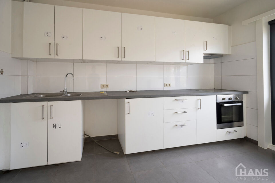 Inkomhal; apart toilet; leefruimte; keuken met kasten, kookplaat, dampkap en oven; badkamer met inloopdouche, spiegelkast en wastafel in meubel; 2 slaapkamers waarvan de kleinste toegang verleent naar het achterliggend terras.  Bijkomend is er een garageb