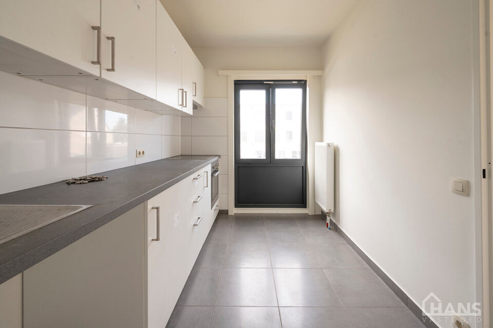 Inkomhal; apart toilet; leefruimte; keuken met kasten, kookplaat, dampkap en oven; badkamer met inloopdouche, spiegelkast en wastafel in meubel; 2 slaapkamers waarvan de kleinste toegang verleent naar het achterliggend terras.  Bijkomend is er een garageb