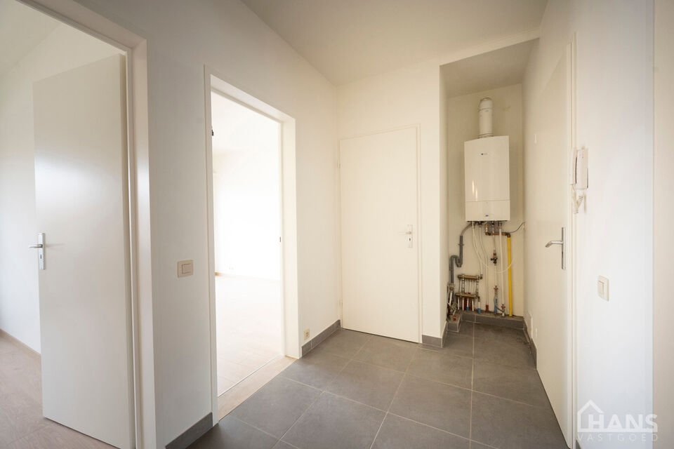 Inkomhal; apart toilet; leefruimte; keuken met kasten, kookplaat, dampkap en oven; badkamer met inloopdouche, spiegelkast en wastafel in meubel; 2 slaapkamers waarvan de kleinste toegang verleent naar het achterliggend terras.  Bijkomend is er een garageb