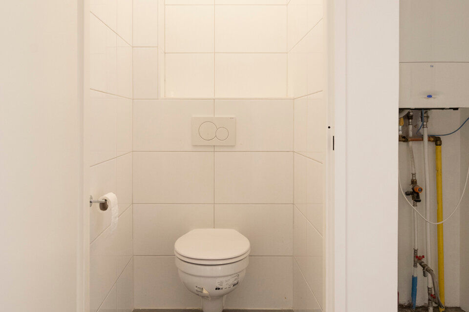 Inkomhal; apart toilet; leefruimte; keuken met kasten, kookplaat, dampkap en oven; badkamer met inloopdouche, spiegelkast en wastafel in meubel; 2 slaapkamers waarvan de kleinste toegang verleent naar het achterliggend terras.  Bijkomend is er een garageb