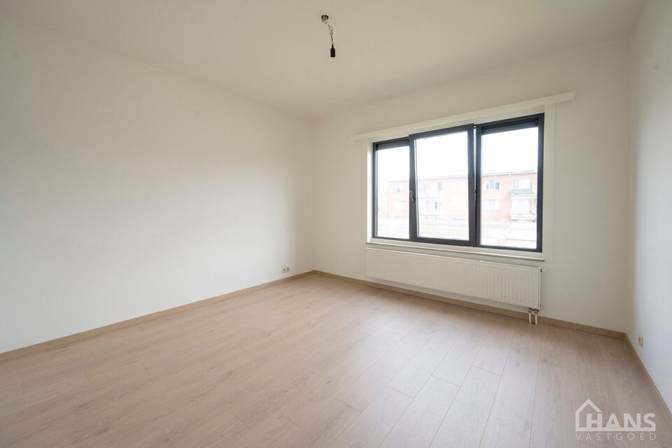 Inkomhal; apart toilet; leefruimte; keuken met kasten, kookplaat, dampkap en oven; badkamer met inloopdouche, spiegelkast en wastafel in meubel; 2 slaapkamers waarvan de kleinste toegang verleent naar het achterliggend terras.  Bijkomend is er een garageb