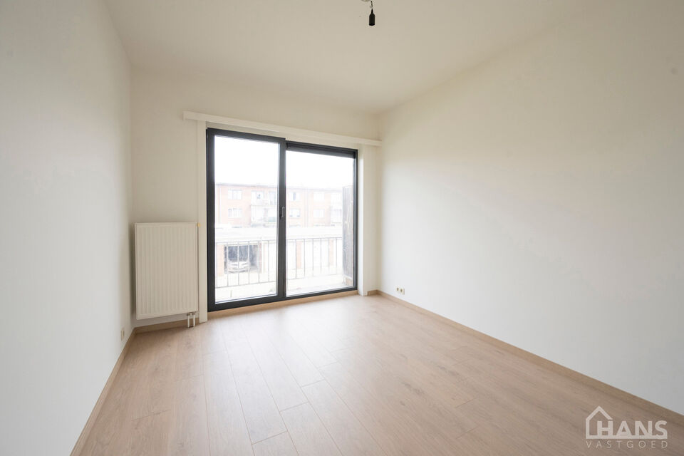 Inkomhal; apart toilet; leefruimte; keuken met kasten, kookplaat, dampkap en oven; badkamer met inloopdouche, spiegelkast en wastafel in meubel; 2 slaapkamers waarvan de kleinste toegang verleent naar het achterliggend terras.  Bijkomend is er een garageb
