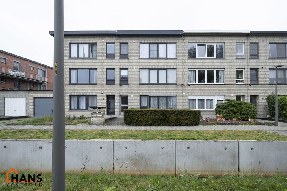 Mooi verzorgd appartement op de tweede verdieping zonder lift.
Inkomhal met vestiairekast; 2 slaapkamers (1 ruime, 1 kleinere); woonkamer; geïnstalleerde keuken; ingerichte badkamer; apart toilet; klein terrasje.
Dubbele beglazing, water, verwarming op a