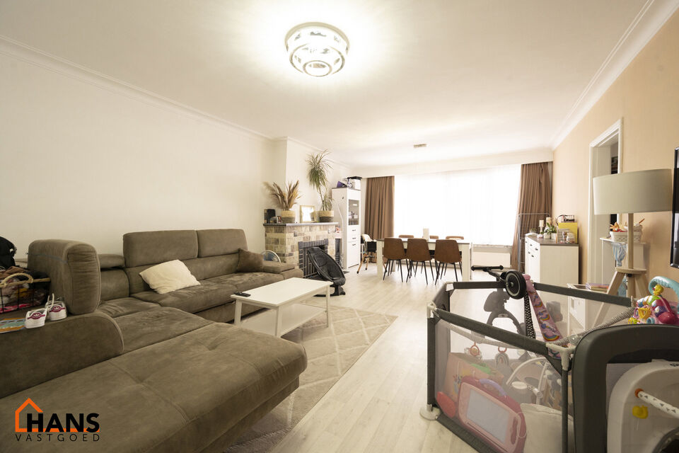 Mooi verzorgd appartement op de tweede verdieping zonder lift.
Inkomhal met vestiairekast; 2 slaapkamers (1 ruime, 1 kleinere); woonkamer; geïnstalleerde keuken; ingerichte badkamer; apart toilet; klein terrasje.
Dubbele beglazing, water, verwarming op a