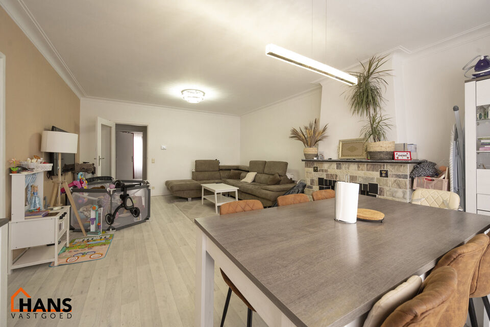Mooi verzorgd appartement op de tweede verdieping zonder lift.
Inkomhal met vestiairekast; 2 slaapkamers (1 ruime, 1 kleinere); woonkamer; geïnstalleerde keuken; ingerichte badkamer; apart toilet; klein terrasje.
Dubbele beglazing, water, verwarming op a