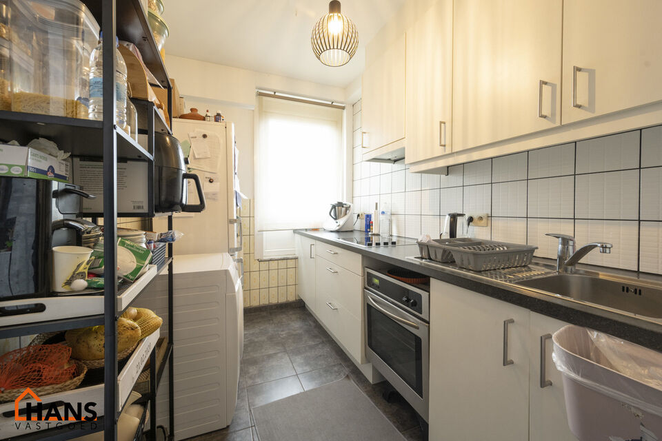 Mooi verzorgd appartement op de tweede verdieping zonder lift.
Inkomhal met vestiairekast; 2 slaapkamers (1 ruime, 1 kleinere); woonkamer; geïnstalleerde keuken; ingerichte badkamer; apart toilet; klein terrasje.
Dubbele beglazing, water, verwarming op a