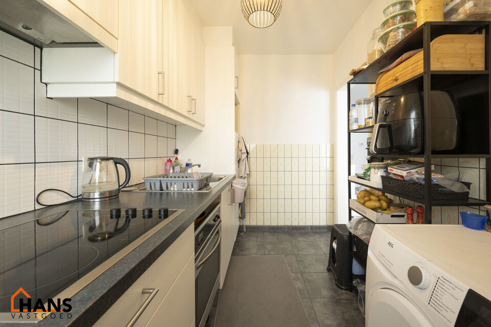 Mooi verzorgd appartement op de tweede verdieping zonder lift.
Inkomhal met vestiairekast; 2 slaapkamers (1 ruime, 1 kleinere); woonkamer; geïnstalleerde keuken; ingerichte badkamer; apart toilet; klein terrasje.
Dubbele beglazing, water, verwarming op a