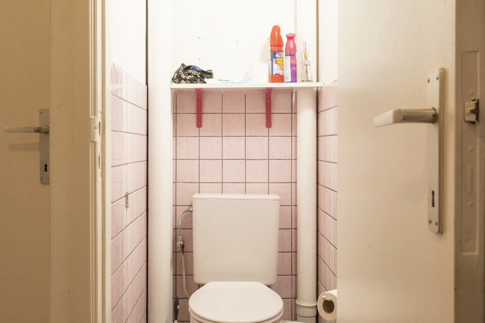 Mooi verzorgd appartement op de tweede verdieping zonder lift.
Inkomhal met vestiairekast; 2 slaapkamers (1 ruime, 1 kleinere); woonkamer; geïnstalleerde keuken; ingerichte badkamer; apart toilet; klein terrasje.
Dubbele beglazing, water, verwarming op a