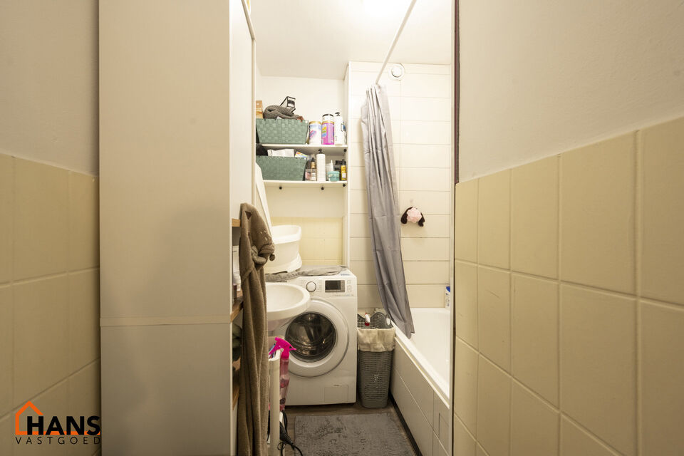 Mooi verzorgd appartement op de tweede verdieping zonder lift.
Inkomhal met vestiairekast; 2 slaapkamers (1 ruime, 1 kleinere); woonkamer; geïnstalleerde keuken; ingerichte badkamer; apart toilet; klein terrasje.
Dubbele beglazing, water, verwarming op a